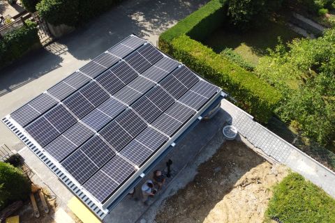 Photovoltaikanlage installiert auf einem Carport, Arlesheim